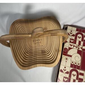 Bonnie & Pop New York Expandable Wooden Apple Cutting Board, Fruit Tray & Basket
